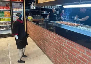 Çin'den geldi Ankara'da garson oldu