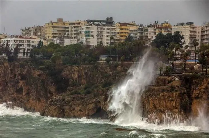 Antalya'yı fırtına yıktı geçti! Uçaklar inemedi, ağaçlar devrildi, araçlar mahsur kaldı