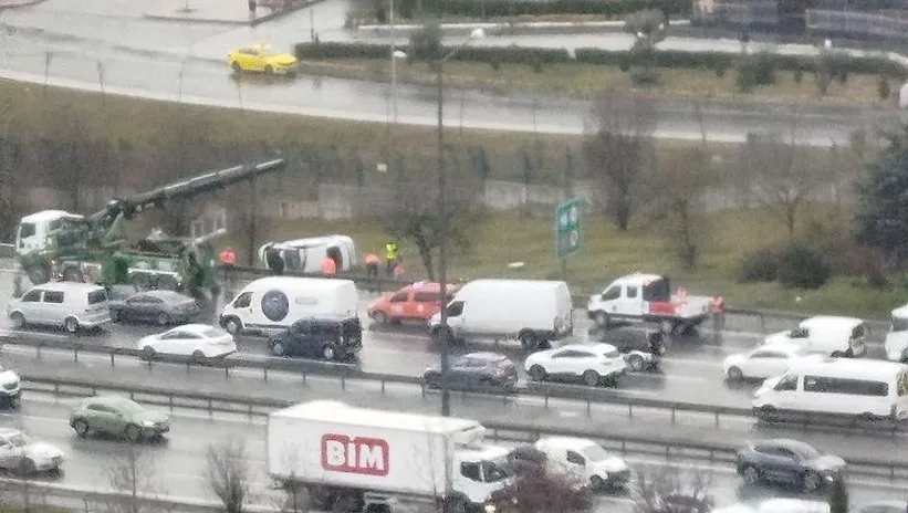 TEM’i kilitleyen kaza! Araç takla atarak bariyerleri aştı