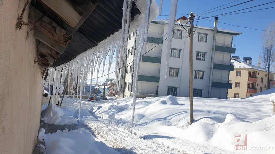 Sıcaklık eksi 18'e düştü! Binalarda buz sarkıtları oluştu 2