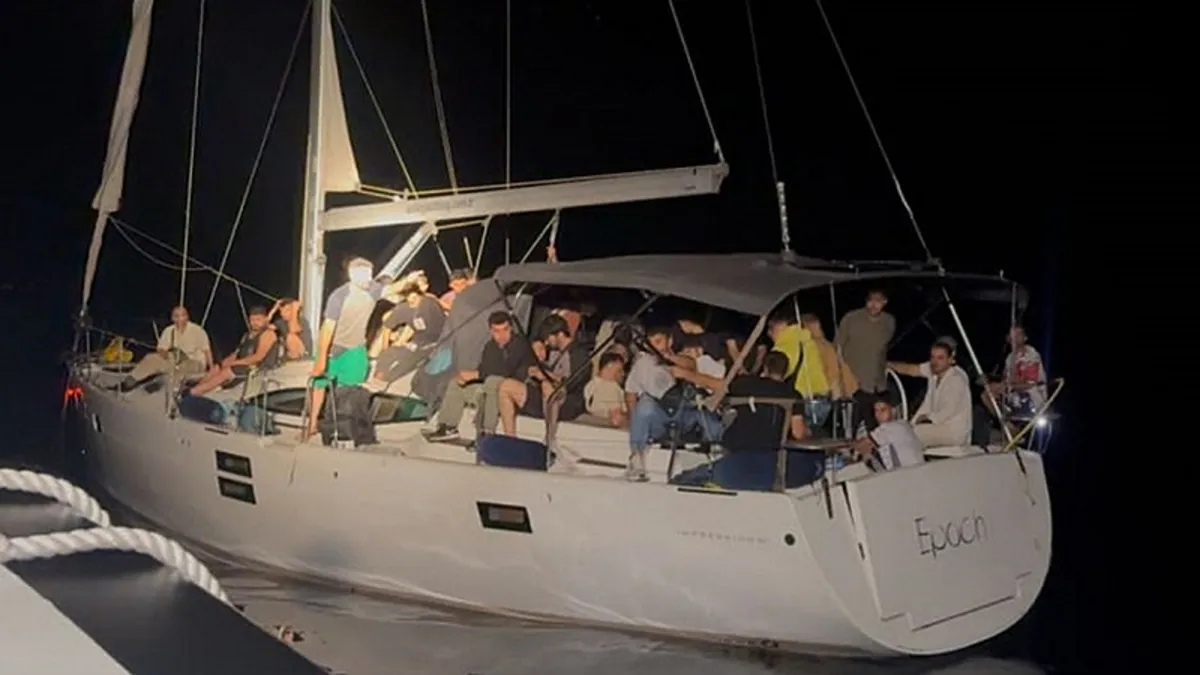 Sürüklenen yelkenli teknedeki 78 düzensiz göçmen kurtarıldı