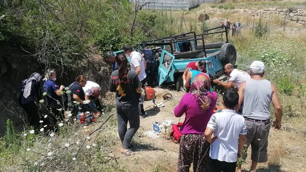 antalyada-safari-cipi-sarampole-yuvarlandi-1-olu-cok-sayida-yarali-var-1657793266506.jpg Antalya’da safari cipi şarampole yuvarlandı! 2 ölü, çok sayıda yaralı var - 1