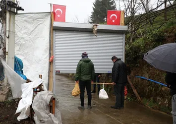 Rize'de coronavirüse karşı ilginç önlem! Mahalleye kepenk taktılar