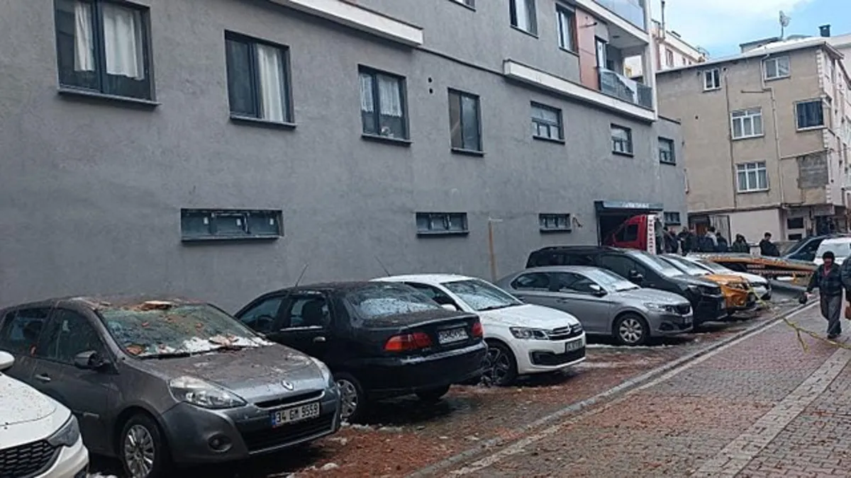 Küçükçekmece'de 13 katlı binanın çatısına yıldırım düştü