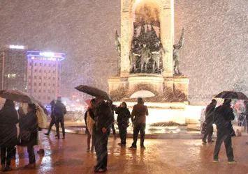 İstanbul'da kar yağışı etkili oluyor