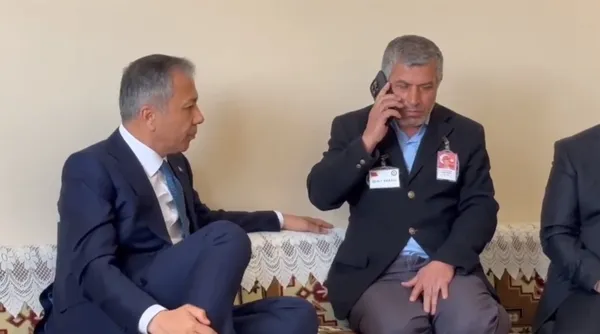 baskan-erdogan-sehit-polis-cihat-ermisin-babasi-ile-telefonda-gorustu-1696945380192.jpg Başkan Erdoğan şehit polis Cihat Ermiş’in babası ile telefonda görüştü - 2