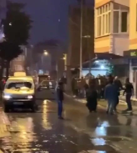 buyukcekmecede-sopali-grup-minibuse-saldirdi-o-anlar-kamerada-1643619705067.jpg Büyükçekmece'de sopalı grup minibüse saldırdı! O anlar kamerada - 2