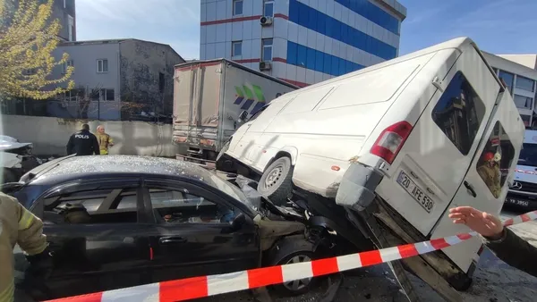1680945271126.jpg Bağcılar'da freni bozulan kamyon 6 aracı biçti ortalığı savaş alanına çevirdi - 2