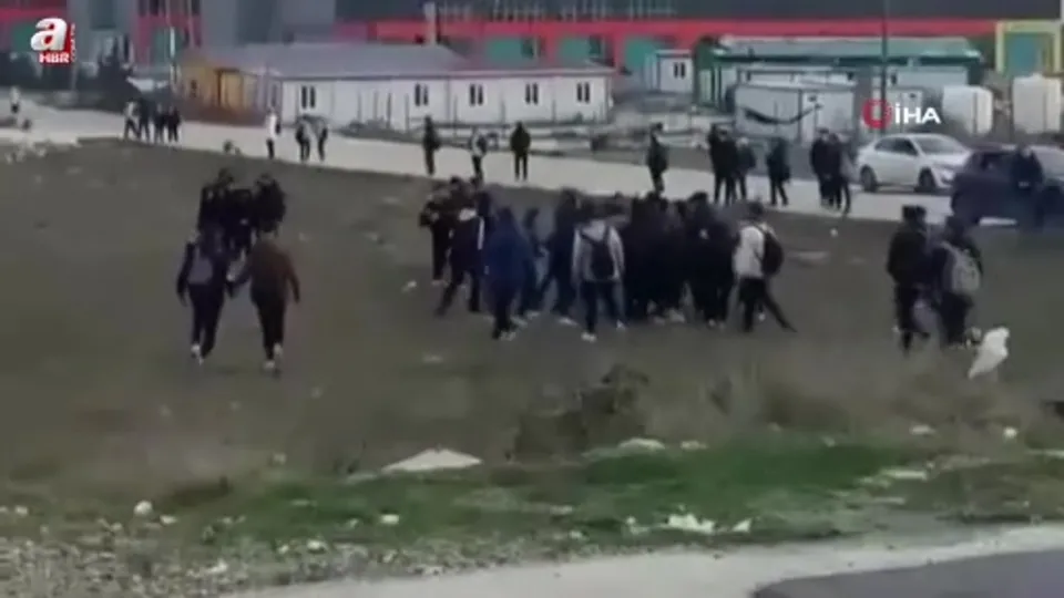 Okul önü savaş alanına döndü