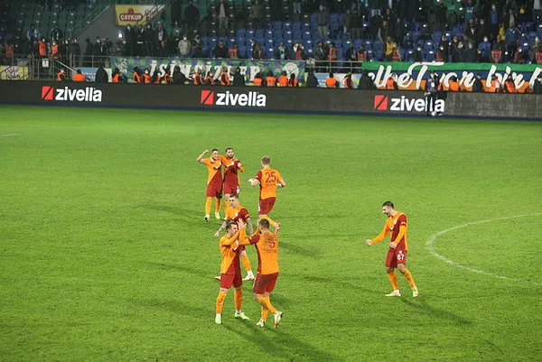 Mbaye Diagne’nin asisti öncesinde faul var mı? Rize’de unutulmayacak maçta faul var mı yok mu? Galatasaray Rize’de son anda güldü