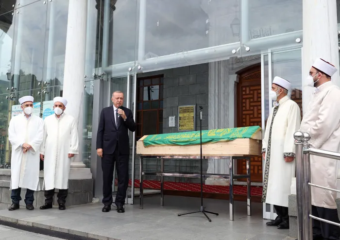 Son dakika: Başkan Erdoğan Rize'de! Güneysu Camii'nin eski imamı Alim Osman Yılmaz'ın cenaze namazına katıldı - 1