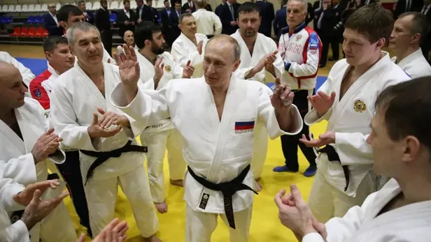 elon-musk-putin-olayi-nedir-vladimir-putin-elon-muskin-teke-tek-dovus-meydan-okumasina-ne-yanit-verdi-1647277118385.jpg Elon Musk Putin olayı nedir? Vladimir Putin, Elon Musk'ın 'teke tek dövüş' meydan okumasına ne yanıt verdi? - 1