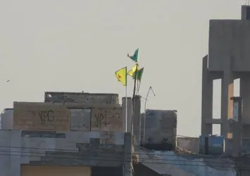 Tel Abyad'a PYD/YPG flamaları asıldı