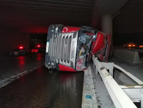 Feci kaza! Ekipler yaralı şoför için seferber oldu - 1