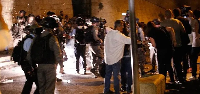 İsrail polisi, Aksa kapısındaki cemaate müdahale etti