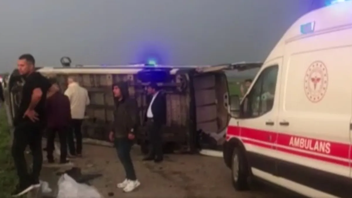 Yolcu minibüsü devrildi: 5 kişi yaralandı
