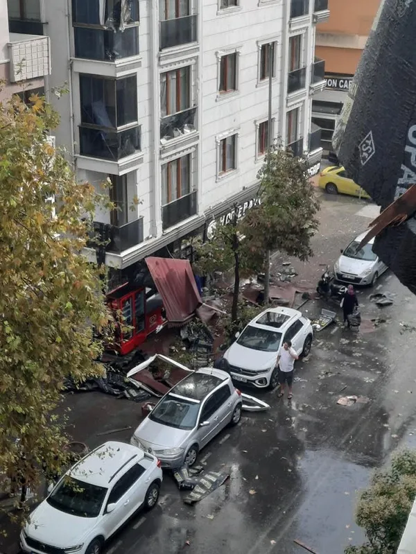 1699708931312.jpg Meteoroloji uyarmıştı! Küçükçekmece'de fırtına: Çatılar uçuştu - 1
