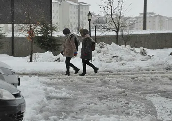 Sivas ve Bitlis'te eğitime kar engeli