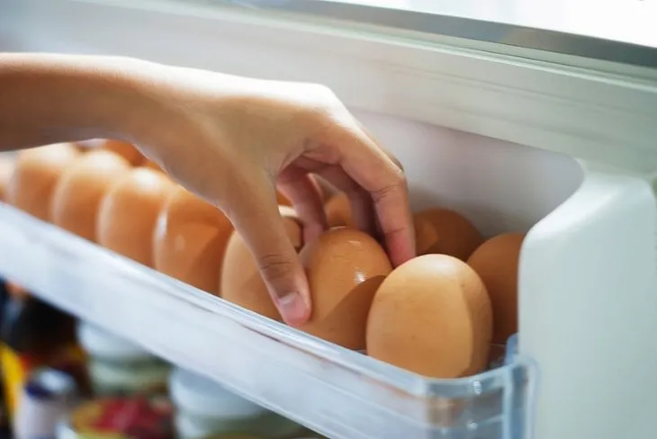 Yumurtaları buzdolabı kapağına koyanlar dikkat!