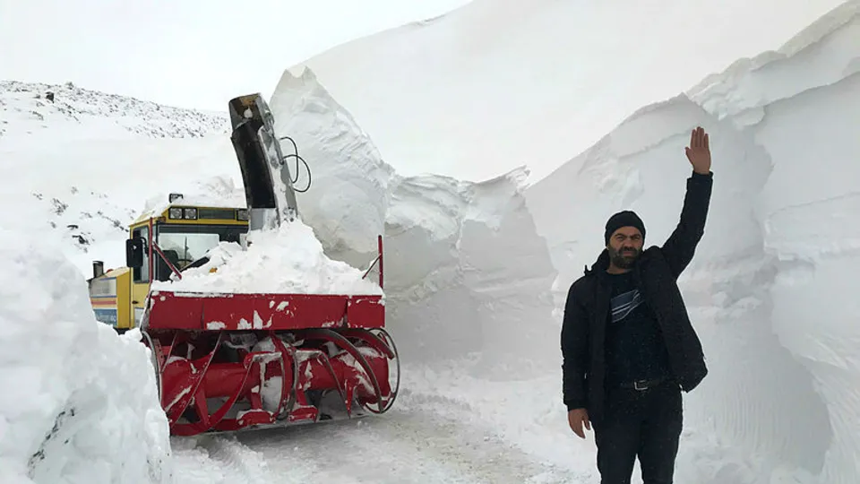 Muş'ta kar kalınlığı 10 metreyi buldu! 1 km'lik yol 1 saatte gidiliyor