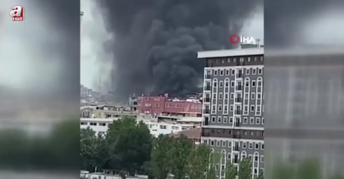 Zeytinburnu'nda hurdalık alanda yangın