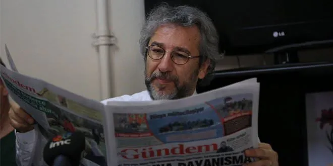 Can Dündar'dan Abdullah Öcalan'ın fotoğrafının önünde toplantı - 2
