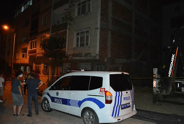 İstanbul'da panik! Sultangazi'de iki bina çökme riski nedeniyle boşaltıldı - 1