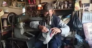 Hayatını ayakkabı tamir ederek kazandı