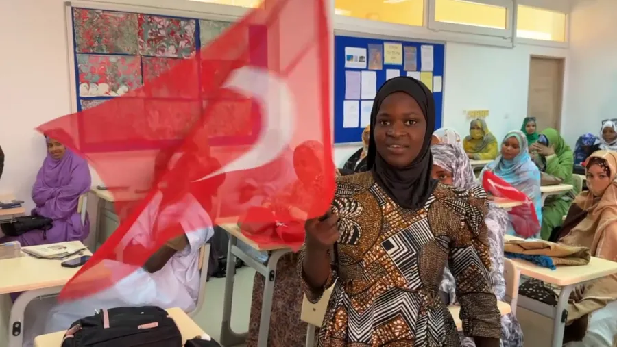 baskan-altayin-moritanya-ziyaretinde-afrikali-ogrenciden-istiklal-marsi-surprizi-1774362508859.jpeg Moritanya'da anlamlı buluşma: Afrikalı öğrenciden İstiklal marşı sürprizi - 2
