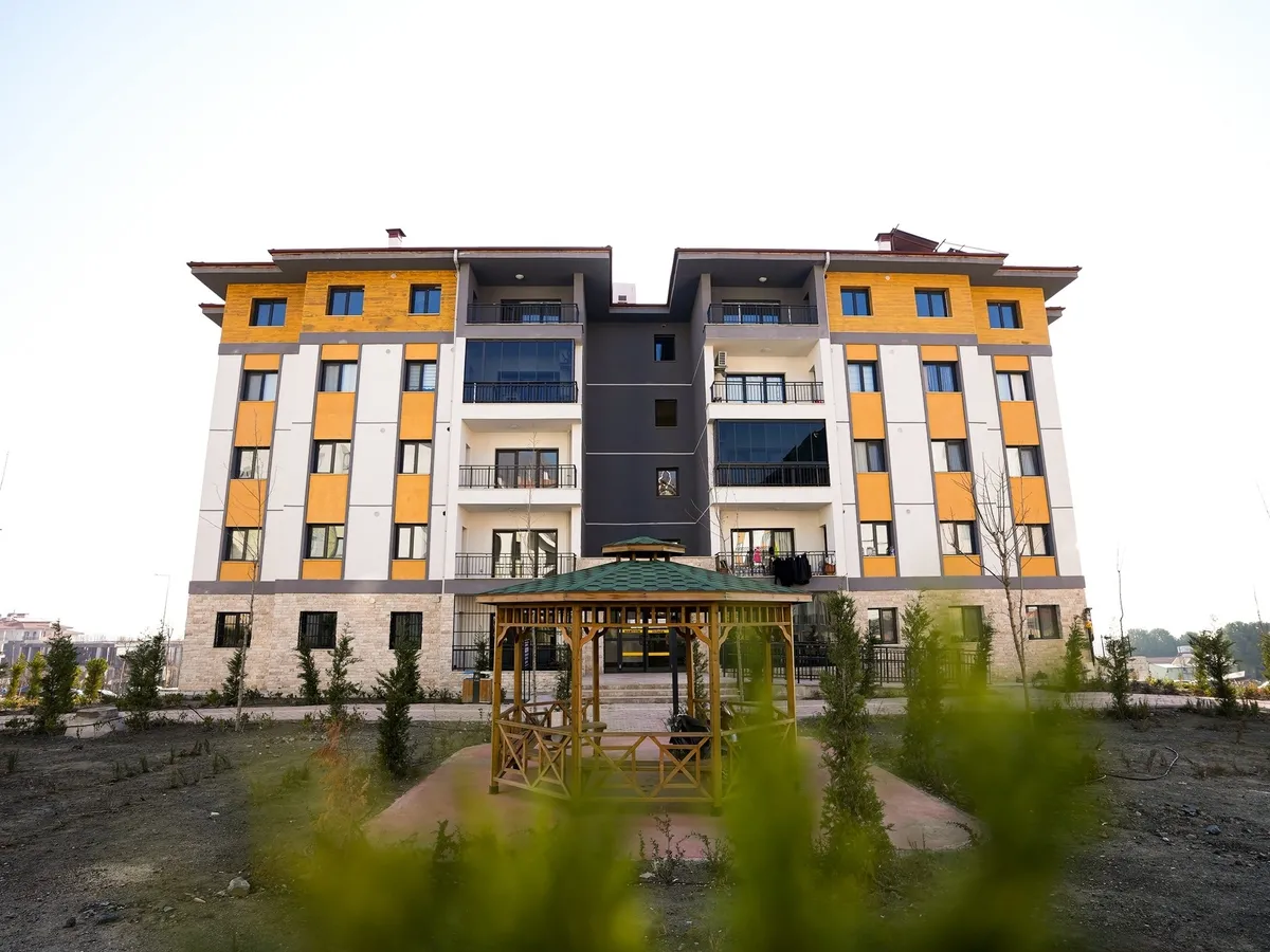 1786108905981.jpeg Çekiliş kapsamında Defne’deki yedi etapta bulunan 4 bin 500 adet 3+1 konut için eşleştirme yapılıyor.