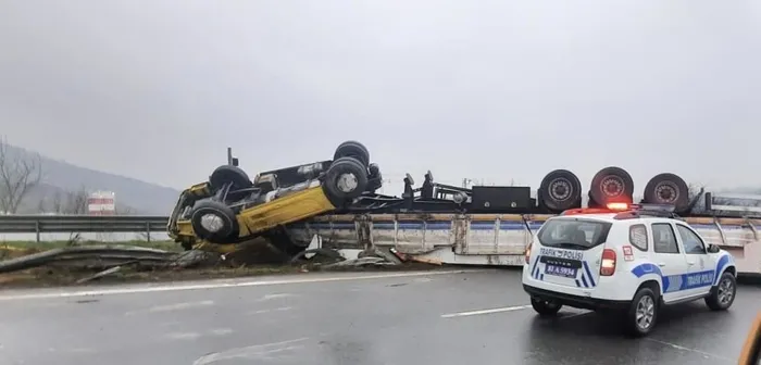 Düzce TEM otoyolunda akılalmaz kaza! TIR takla attı - 1