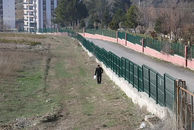 Sivas'ta yasağa uymayıp dışarı çıkan 93 yaşındaki adamı fidanlıktan polis kurtardı - 1