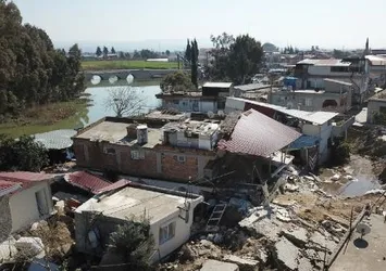 Antakya’da depremde evleri Asi Nehri’ne kaydı! Yaşadığı dehşeti böyle anlattı