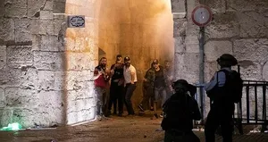 İsrail polisinden Mescid-i Aksa’daki Filistinlilere saldırı