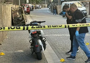 İstanbul'da sokak ortasında kasklı dehşet! Pusu kurup kurşunladılar! Olay anları kamerada