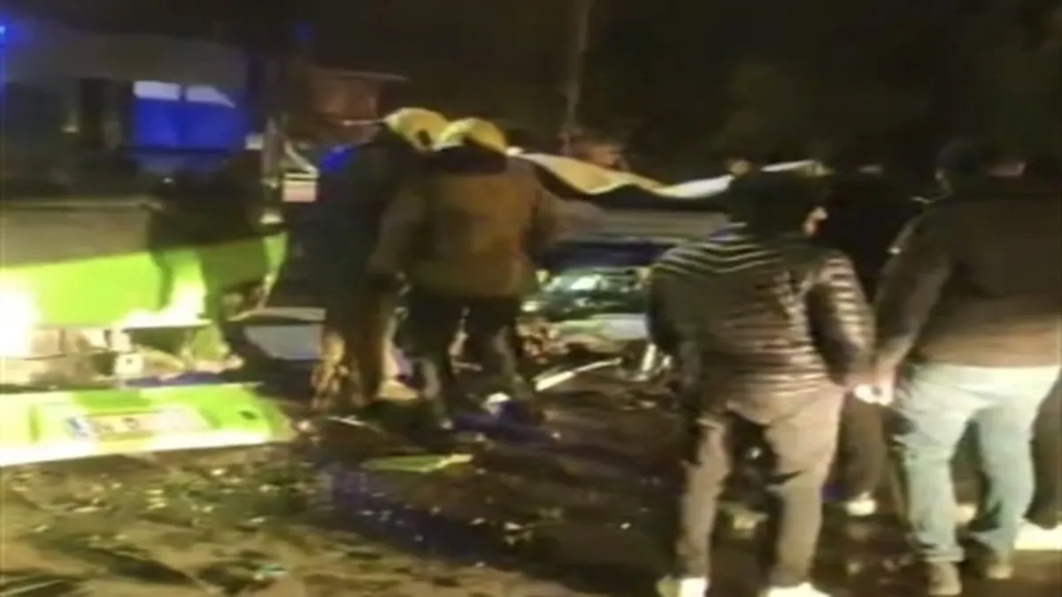 Arnavutköy'de özel halk otobüsü ile otomobil çarpıştı: 4 yaralı