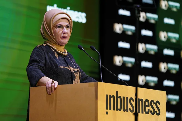 Turkuvaz Medya Emine Erdoğan’ı ağırladı! Sürdürülebilir Yüzyıl Zirvesi öncesi Kenan İmirzalıoğlu ile gülümseten futbol diyaloğu