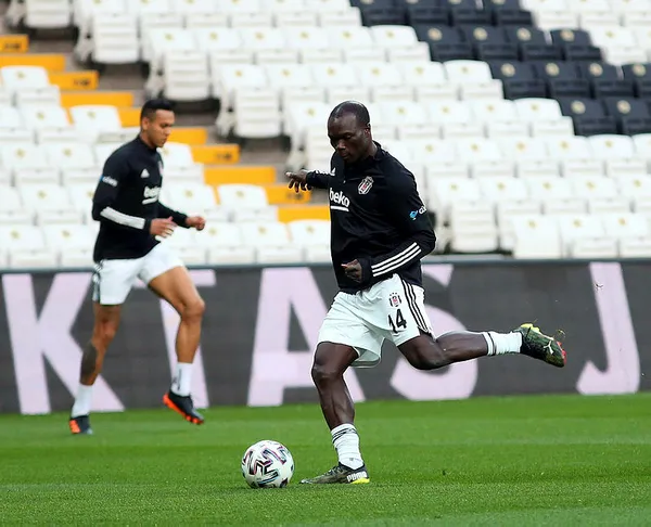 son-dakika-vincent-aboubakar-besiktasa-imza-icin-geliyor-1674155315640.jpg Son dakika: Vincent Aboubakar Beşiktaş'a imza için geliyor - 1