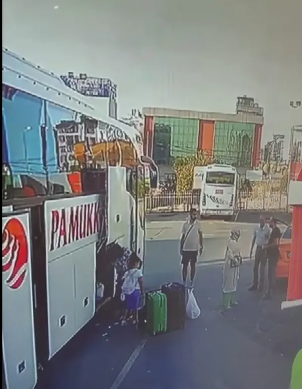 umraniyede-gozu-donen-sahis-taksi-duragini-karistirdi-cay-doktu-kafa-atti-1656682055256.jpg Ümraniye’de gözü dönen şahıs taksi durağını karıştırdı: Çay döktü, kafa attı - 3