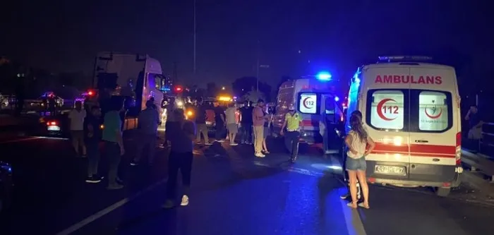 aydinda-dogal-gaz-yuklu-tir-devrildi-patlama-riski-ekipleri-alarma-gecirdi-1718404470891.jpg Aydın'da doğal gaz yüklü tır devrildi! Patlama riski ekipleri alarma geçirdi - 2