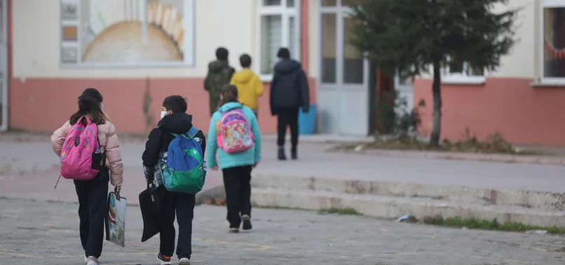 15 tatil uzadı mı, okullar ne zaman açılacak? 5 Şubat 2024 Pazartesi (bugün) okul var mı, yok mu? Anaokulu, İlkokul, ortaokul, lise...