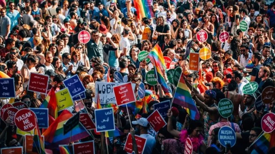 Son dakika: Büyüyen tehlikenin adı: LGBT! Anne babalar dikkat! Topluma eşcinselliği dayatıyorlar