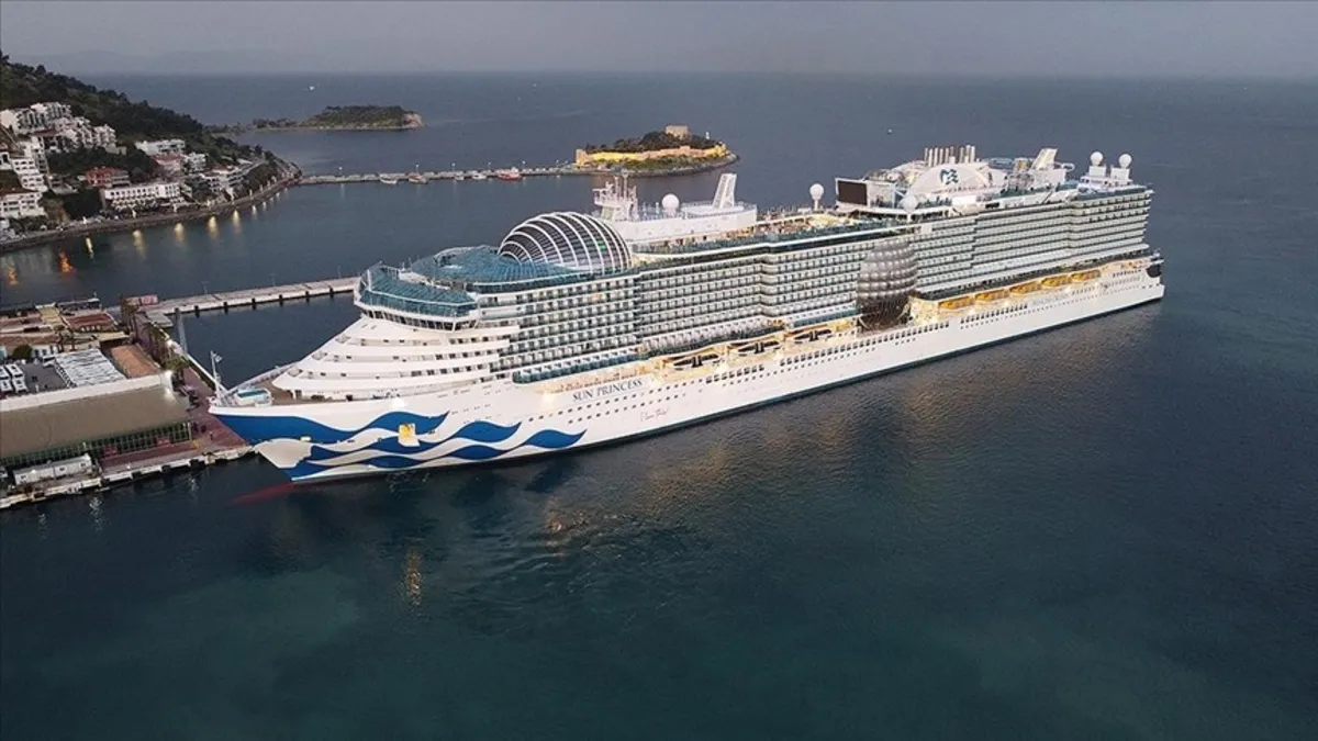 Kuşadası Limanı’na dev misafir! "Sun Princess" 4 bin turistle demirledi