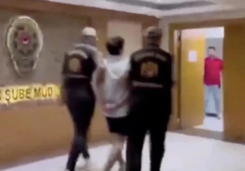 dini-degerleri-asagilayan-sozde-komedyen-deniz-goktas-adliyeye-sevk-edildi-1783067953832.jpeg Kur'an-ı Kerim'le alay etmişti! Sözde komedyen Deniz Göktaş tutuklandı - 2
