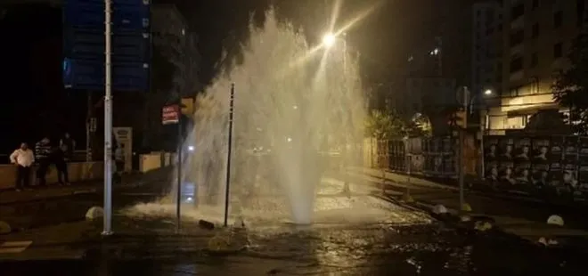 Kadıköy’de su borusu patladı! İBB’nin vurdumduymazlığı: Su 5 saat boyunca cadde ve sokaklara aktı