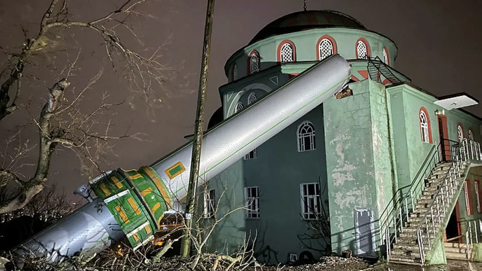 Kuvvetli fırtına minareyi yerinden söktü! Kocaeli'nde faciadan dönüldü