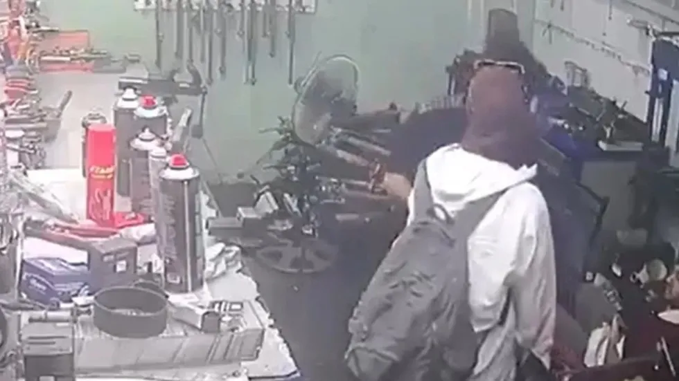1783070523653.jpeg Esnafın kabusu yakalandı! Dükkan dükkan gezip taciz ediyordu - 4