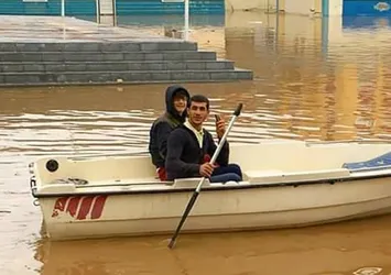 Göle dönen yolda kayıkla gezinti
