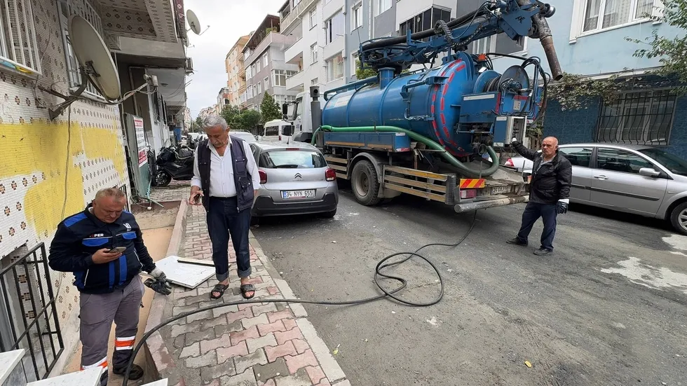 1790619476125.jpeg Kuvvetli yağış İstanbul’u vurdu! Bazı evleri su bastı, ekipler harekete geçti - 2