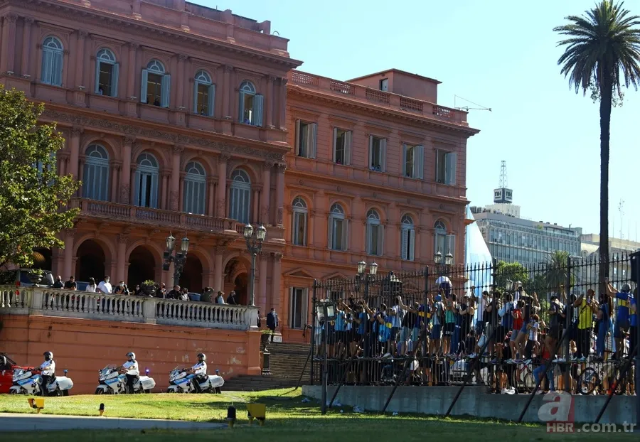 Diego Armando Maradona'nın hayranlarıyla polis arasında arbede | Arjantin'de milyonlar Maradona'ya veda etti... 18